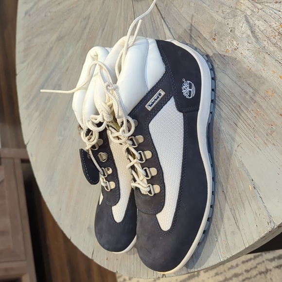 Like NEW Timberland Field Leather Boots - Picture 3 of 9